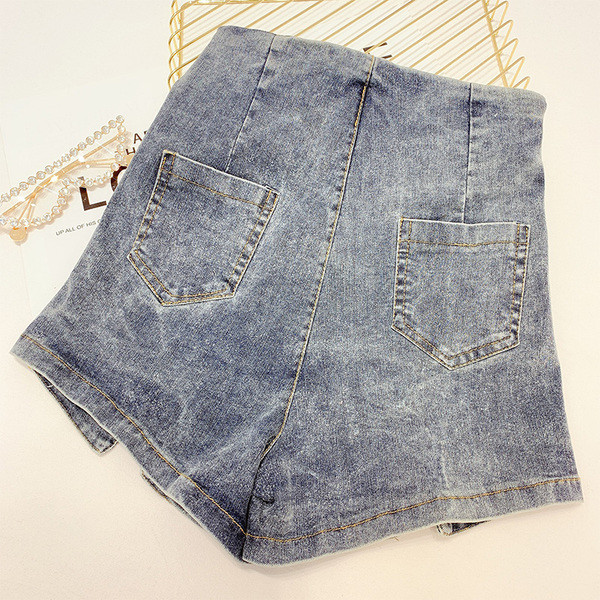 Pantaloni scurti de damă cu talie înaltă și nasturi în două culori