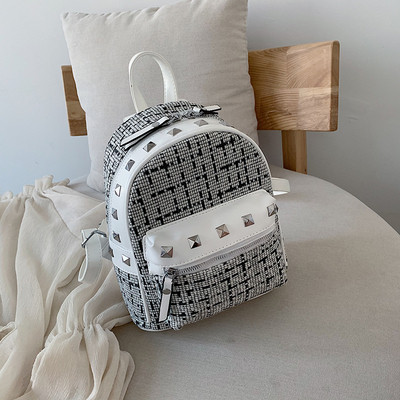 Rucsac modern de dama cu buzunar frontal si elemente metalice in mai multe culori