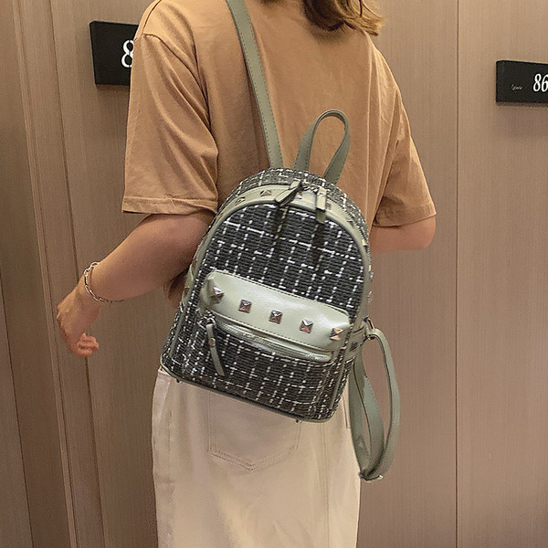 Rucsac modern de dama cu buzunar frontal si elemente metalice in mai multe culori