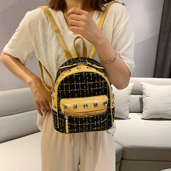 Rucsac modern de dama cu buzunar frontal si elemente metalice in mai multe culori