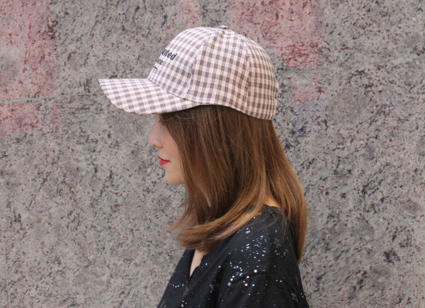 Palarie dama in carouri cu vizor