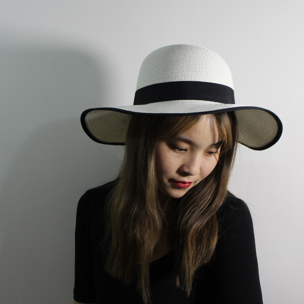 Pălărie de plajă pentru femei în alb-negru