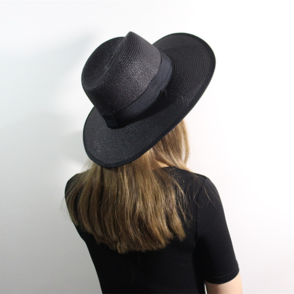 Pălărie de plajă pentru femei în alb-negru