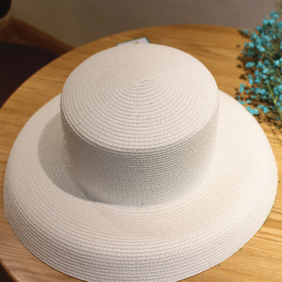 Pălărie elegantă de vară pentru femei în alb-negru