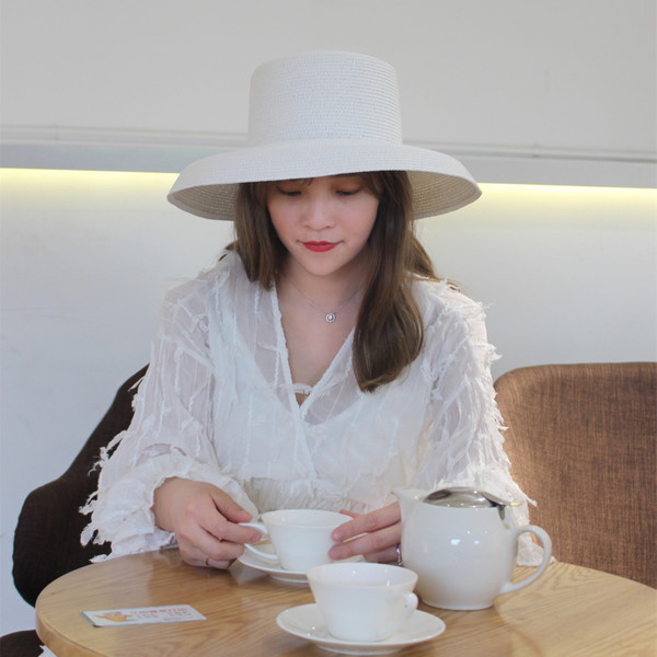 Pălărie elegantă de vară pentru femei în alb-negru