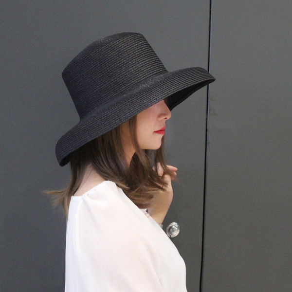 Pălărie elegantă de vară pentru femei în alb-negru