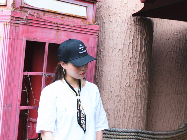 Дамска ежедневна шапка с бродерия и козирка в няколко цвята 