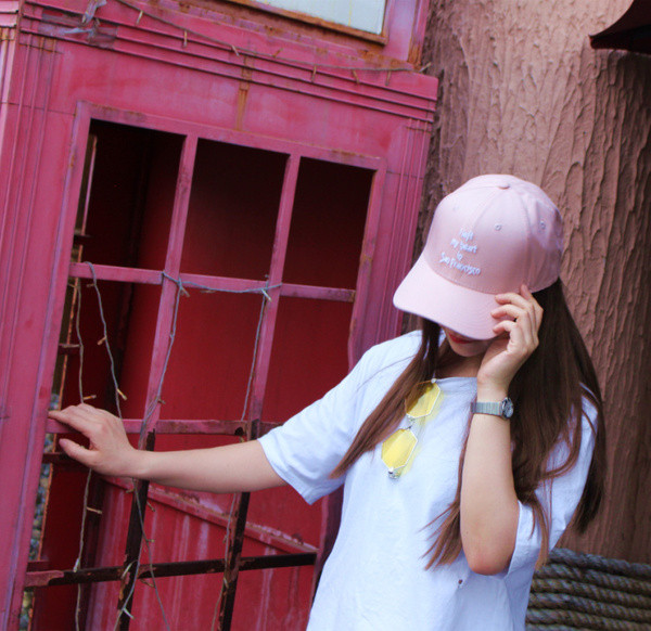 Дамска ежедневна шапка с бродерия и козирка в няколко цвята 