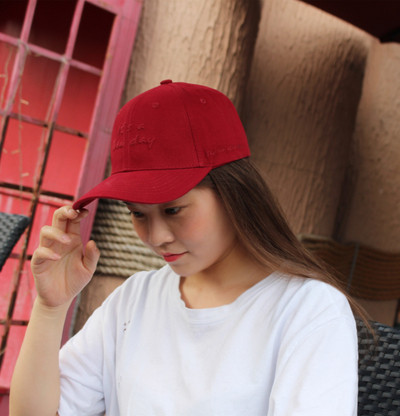 Спортно-ежедневна шапка с козирка и бродерия в няколко цвята 