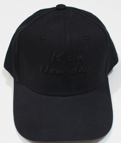 Спортно-ежедневна шапка с козирка и бродерия в няколко цвята 