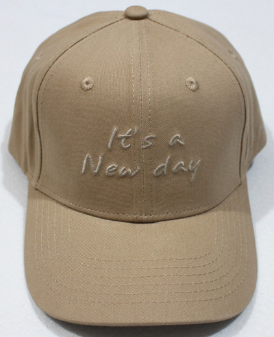 Спортно-ежедневна шапка с козирка и бродерия в няколко цвята 