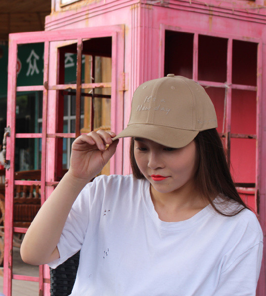 Спортно-ежедневна шапка с козирка и бродерия в няколко цвята 