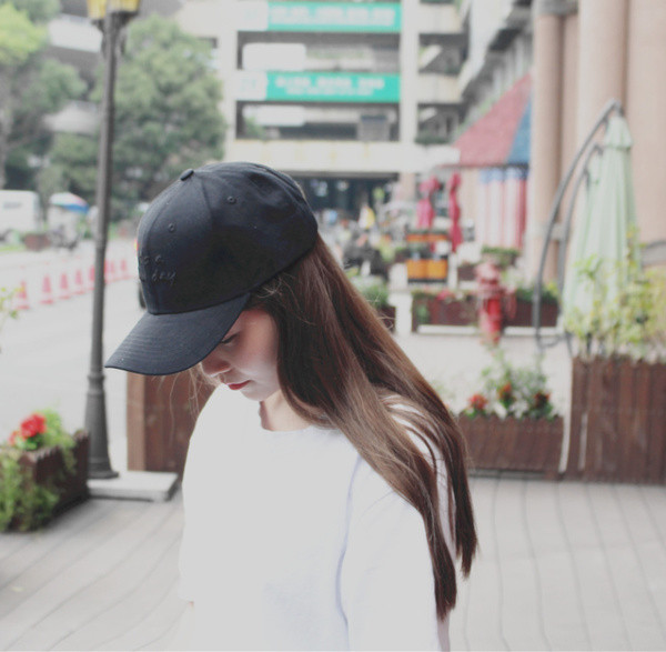 Спортно-ежедневна шапка с козирка и бродерия в няколко цвята 