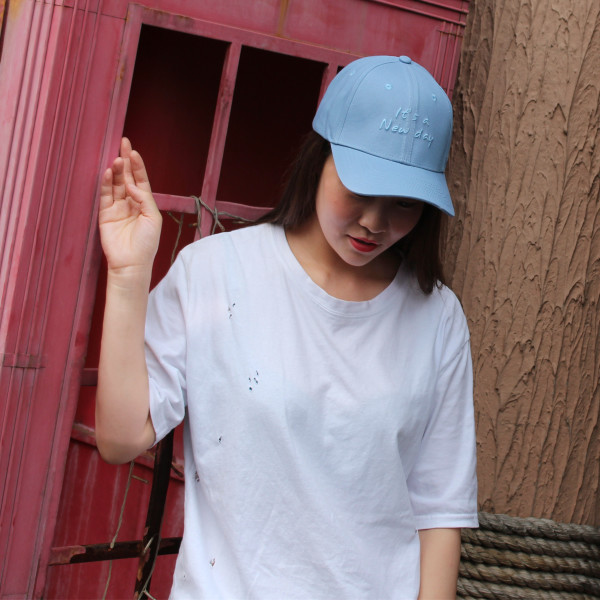 Спортно-ежедневна шапка с козирка и бродерия в няколко цвята 