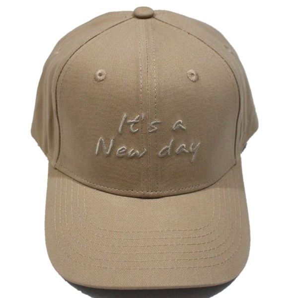 Спортно-ежедневна шапка с козирка и бродерия в няколко цвята 