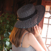 Actuală pălărie de plajă pentru femei în alb-negru