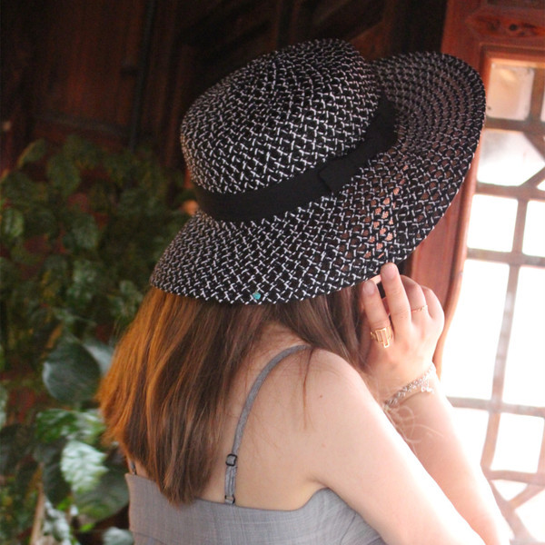 Actuală pălărie de plajă pentru femei în alb-negru