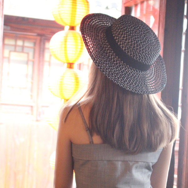 Actuală pălărie de plajă pentru femei în alb-negru