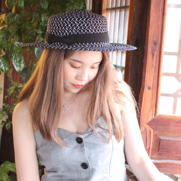 Actuală pălărie de plajă pentru femei în alb-negru