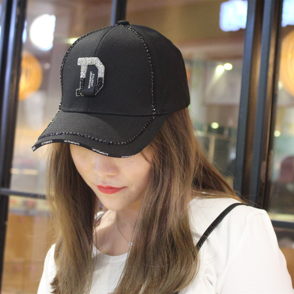 Модерна дамска шапка с козирка и камъни в два цвята 