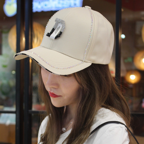 Модерна дамска шапка с козирка и камъни в два цвята 