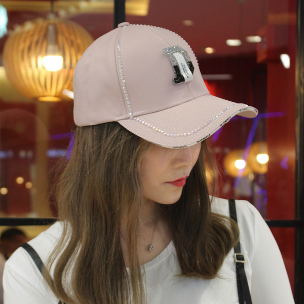 Модерна дамска шапка с козирка и камъни в два цвята 