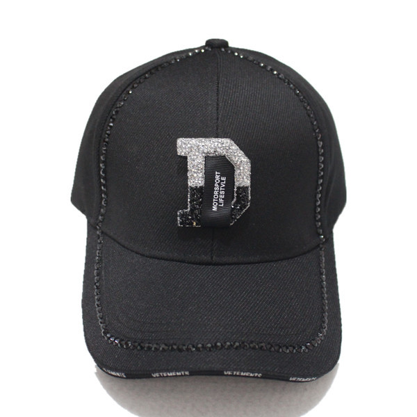 Модерна дамска шапка с козирка и камъни в два цвята 