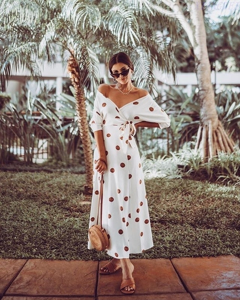 Modern női pöttyös ruha fehér színben