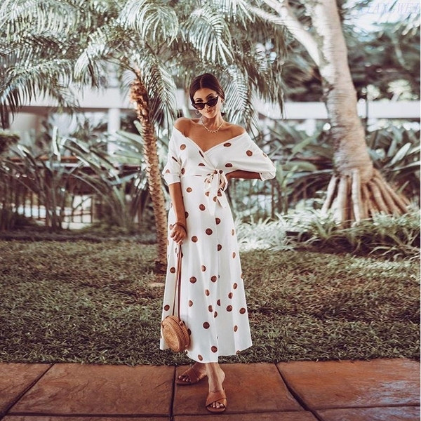 Modern női pöttyös ruha fehér színben