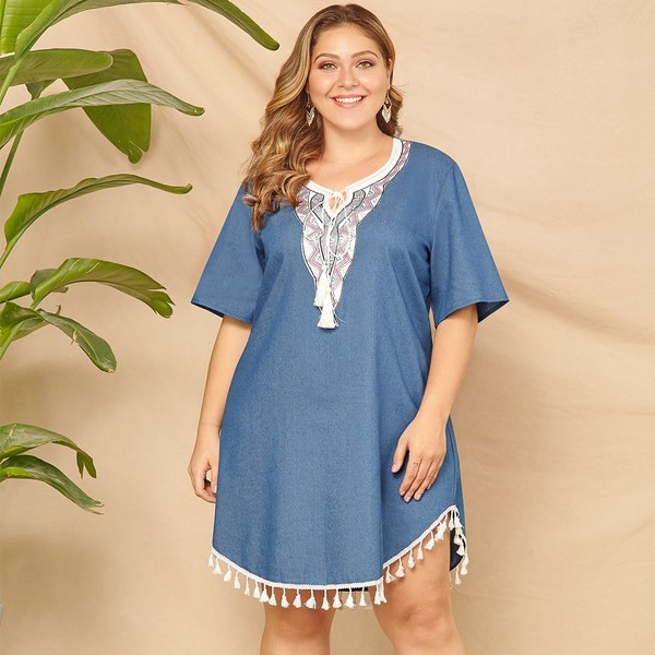 Модерна дамска рокля с къс ръкав с бродерия и пискюл в син цвят 