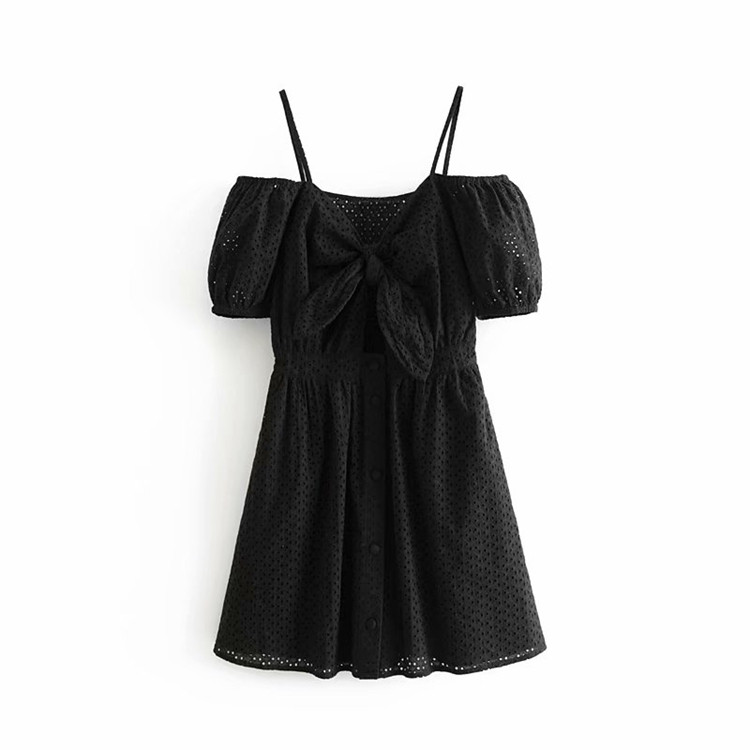 Rochie neagra cu bretele si umerii goi cu broderie