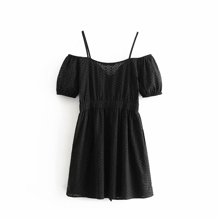 Rochie neagra cu bretele si umerii goi cu broderie