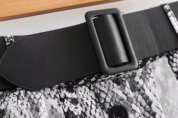 Елегантна дамска пола с копчета и колан с животински десен