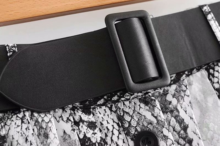 Елегантна дамска пола с копчета и колан с животински десен