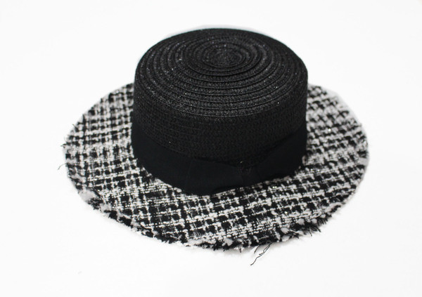 Дамска стилна  плажна шапка в черно-бял цвят 