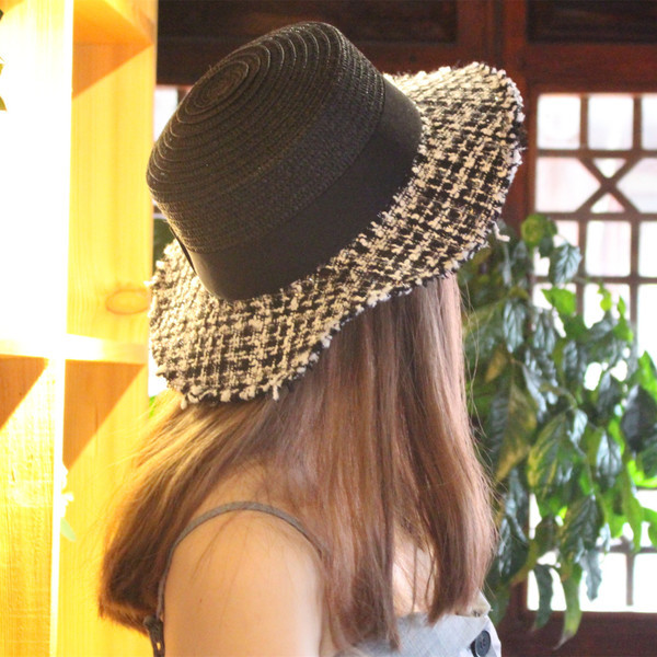 Дамска стилна  плажна шапка в черно-бял цвят 