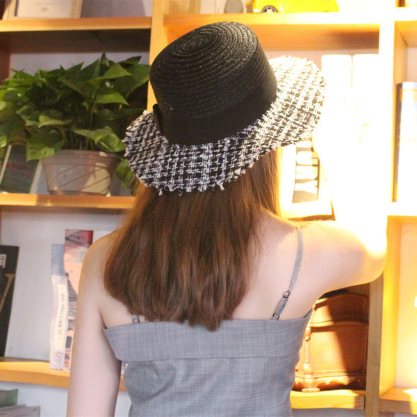 Дамска стилна  плажна шапка в черно-бял цвят 