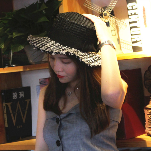 Дамска стилна  плажна шапка в черно-бял цвят 