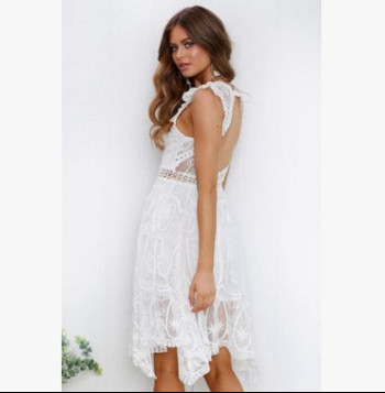 Модерна дамска рокля с дантела в бял цвят