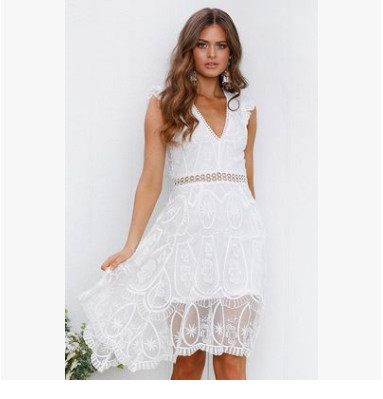 Модерна дамска рокля с дантела в бял цвят