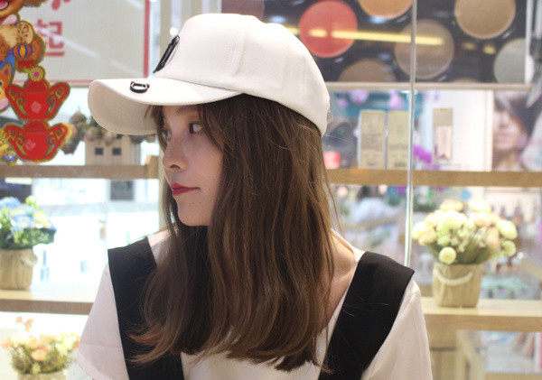 Pălărie modernă de vară pentru femei cu element 3D în două culori