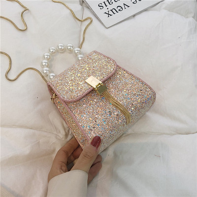 Елегантна малка дамска чанта с лъскав ефект и перли в няколко цвята