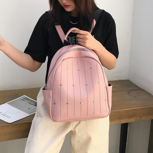 Rucsac modern de dama cu elemente metalice in alb, negru si roz