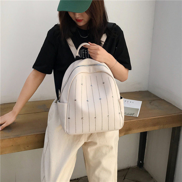 Rucsac modern de dama cu elemente metalice in alb, negru si roz