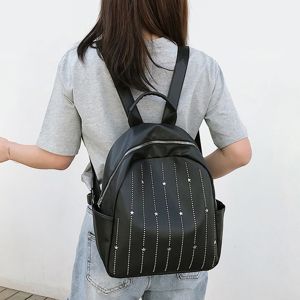 Rucsac modern de dama cu elemente metalice in alb, negru si roz