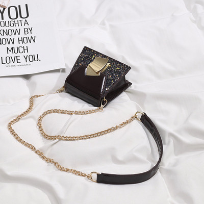 Stílusos kis kézitáska fényes hatású fém fogantyúval, három színben