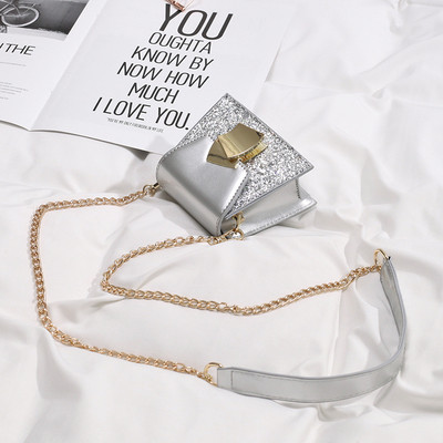 Stílusos kis kézitáska fényes hatású fém fogantyúval, három színben