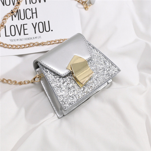 Stílusos kis kézitáska fényes hatású fém fogantyúval, három színben