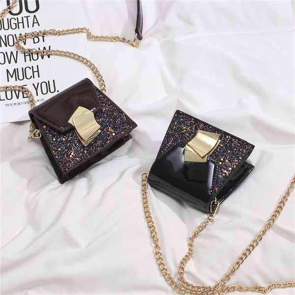 Stílusos kis kézitáska fényes hatású fém fogantyúval, három színben