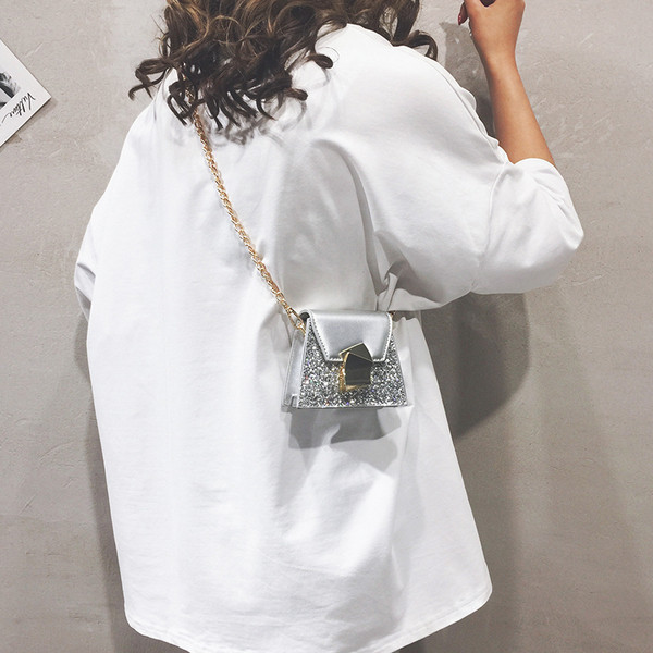 Stílusos kis kézitáska fényes hatású fém fogantyúval, három színben